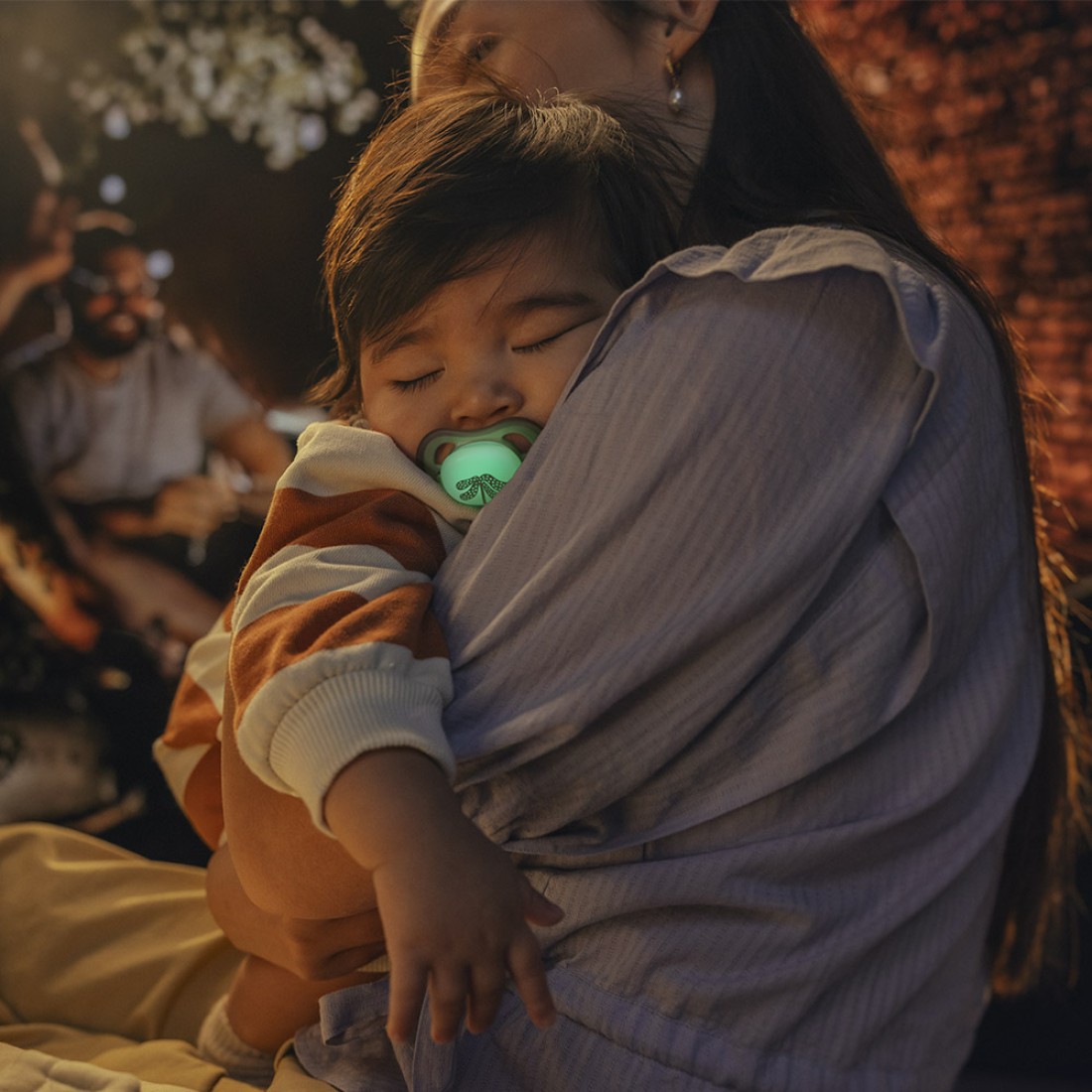 2 броя светещи в тъмното, ортодонтски силиконови залъгалки Philips AVENT SCF376/31 Ultra Air NightTime, 6-18м, с картинки, в кутия за стерилизиране от Philips Avent - изглед 3