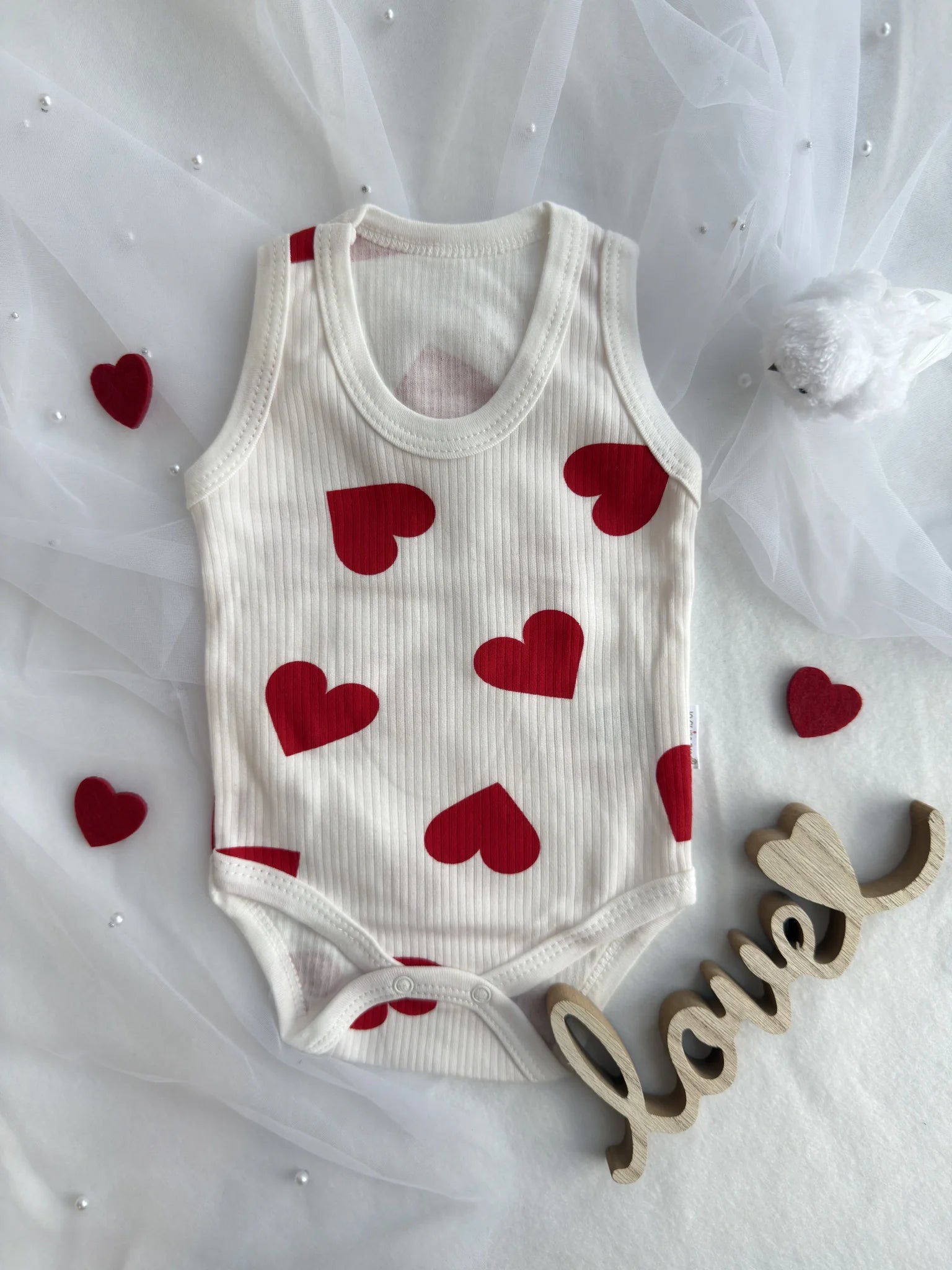 Бебешко боди без ръкав с червени сърца