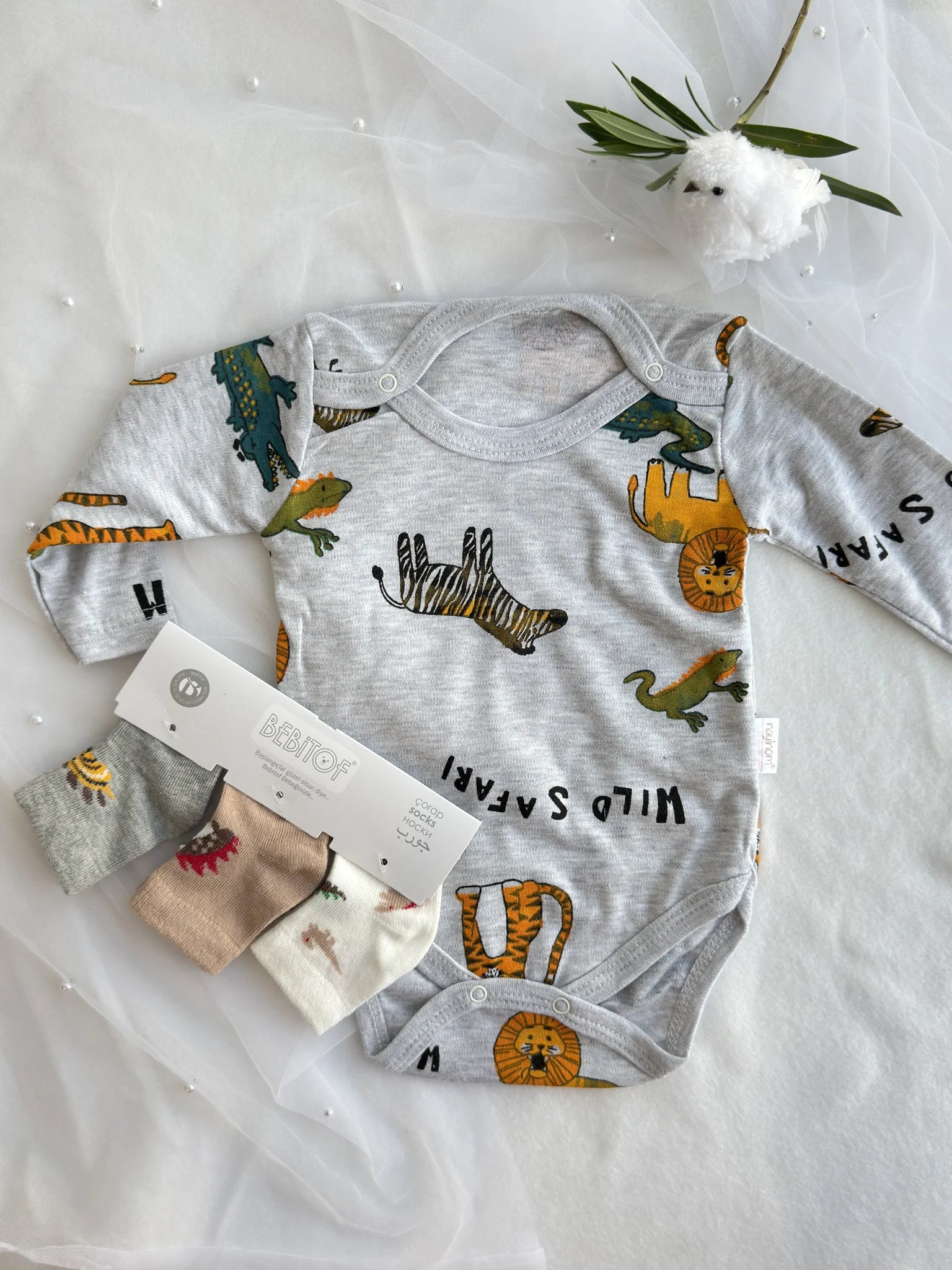 “Wild Safari " – Бебешко сиво боди с дълъг ръкав и щампи на диви животни